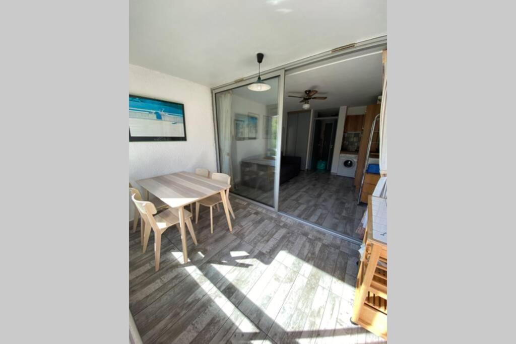 Spacieux Studio Sur Le Port De Йер Экстерьер фото