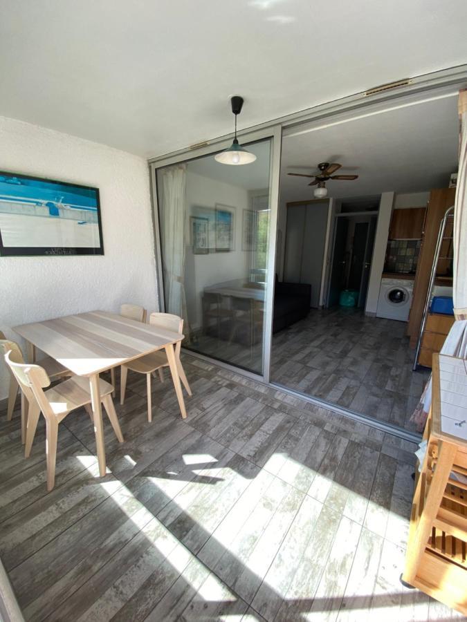 Spacieux Studio Sur Le Port De Йер Экстерьер фото