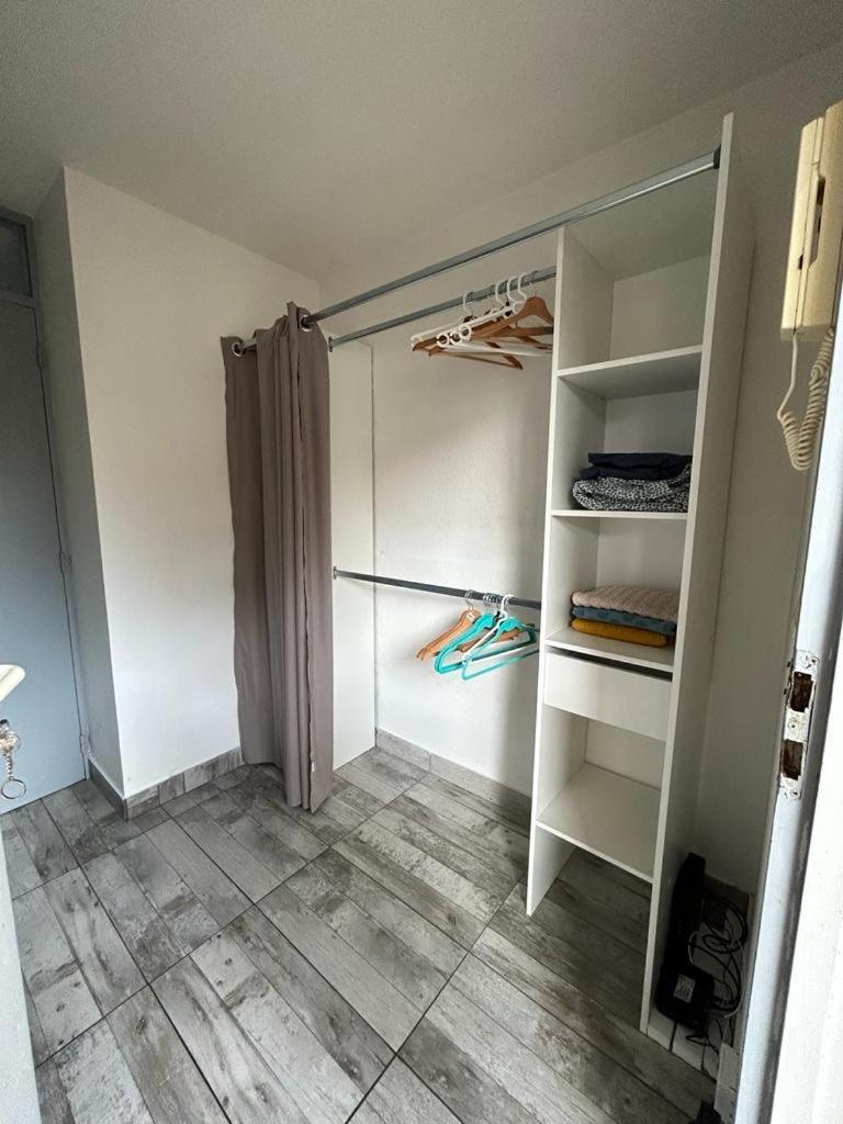 Spacieux Studio Sur Le Port De Йер Экстерьер фото