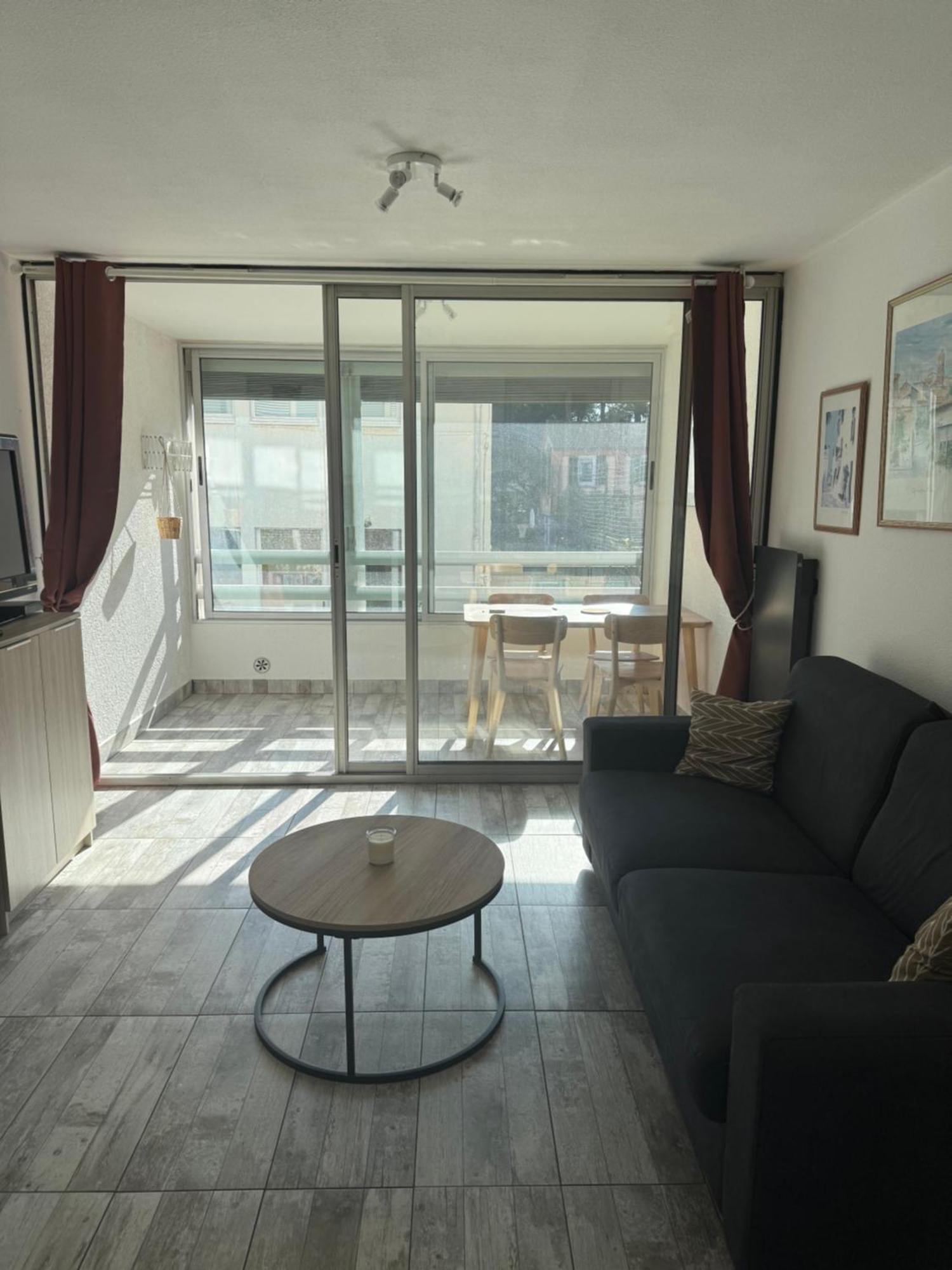 Spacieux Studio Sur Le Port De Йер Экстерьер фото